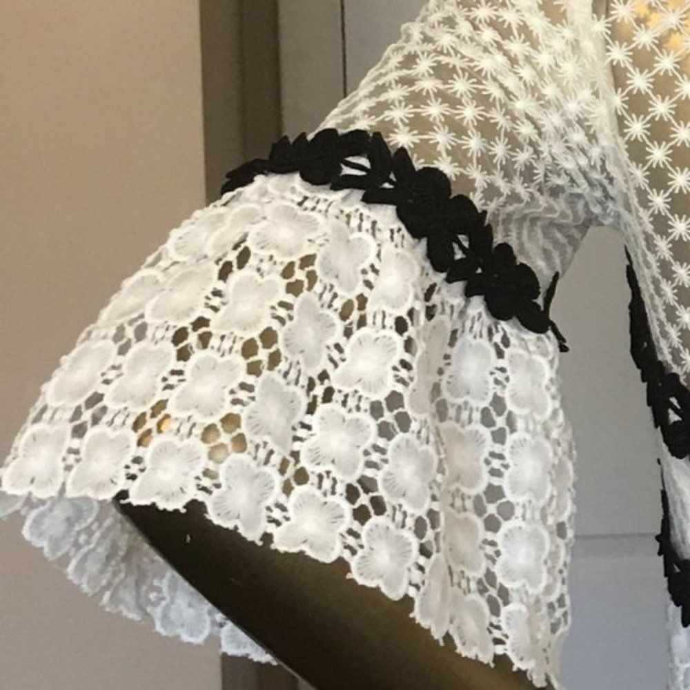 Black & White Petal Shift Dress with School Girl Collar - Picture 8 of 11